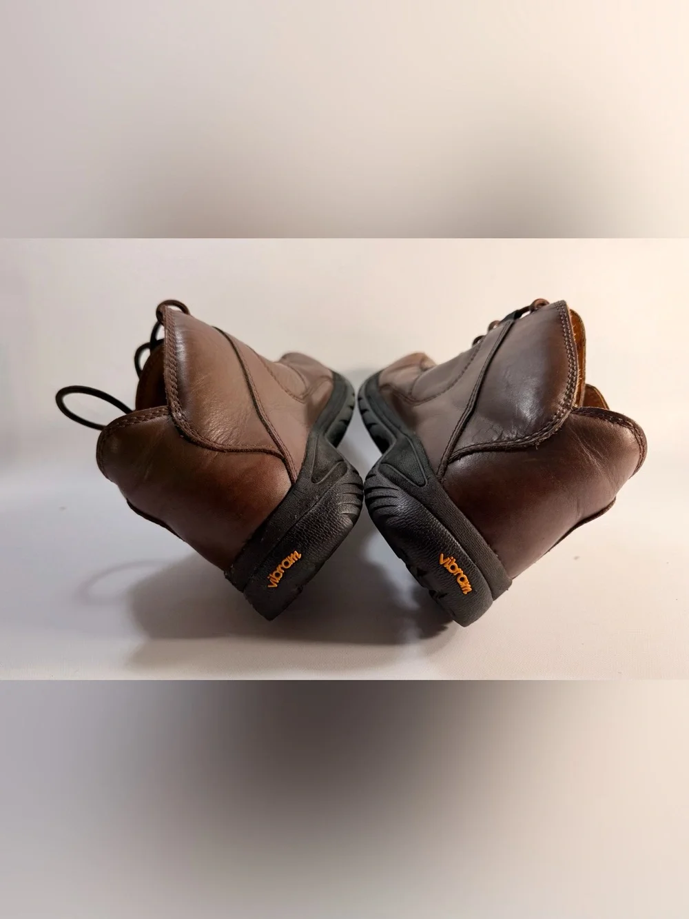 UGG Men's Brown Leather Chukka Boot with Black Sole - 162